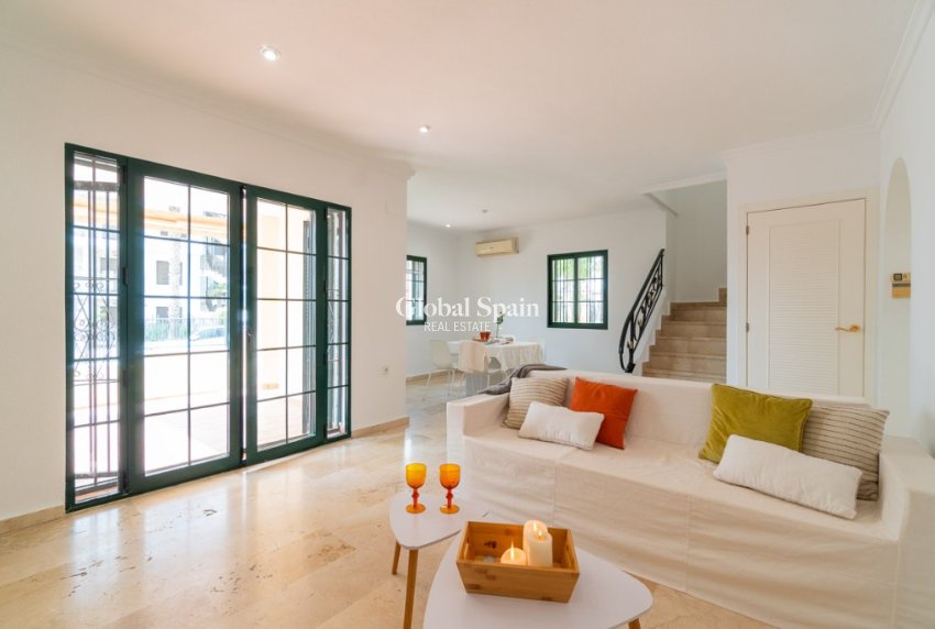 Wiederverkauf - Villa -
ORIHUELA COSTA - VILLAMARTÍN