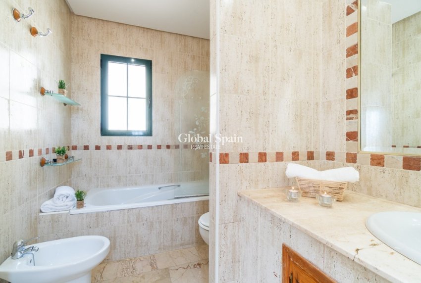 Wiederverkauf - Villa -
ORIHUELA COSTA - VILLAMARTÍN