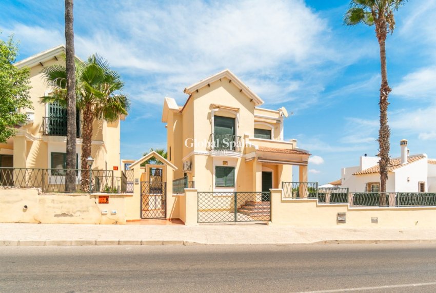 Wiederverkauf - Villa -
ORIHUELA COSTA - VILLAMARTÍN
