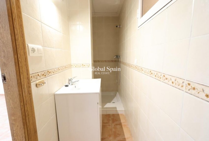 Wiederverkauf - VILLA -
ORIHUELA COSTA - VILLAMARTÍN