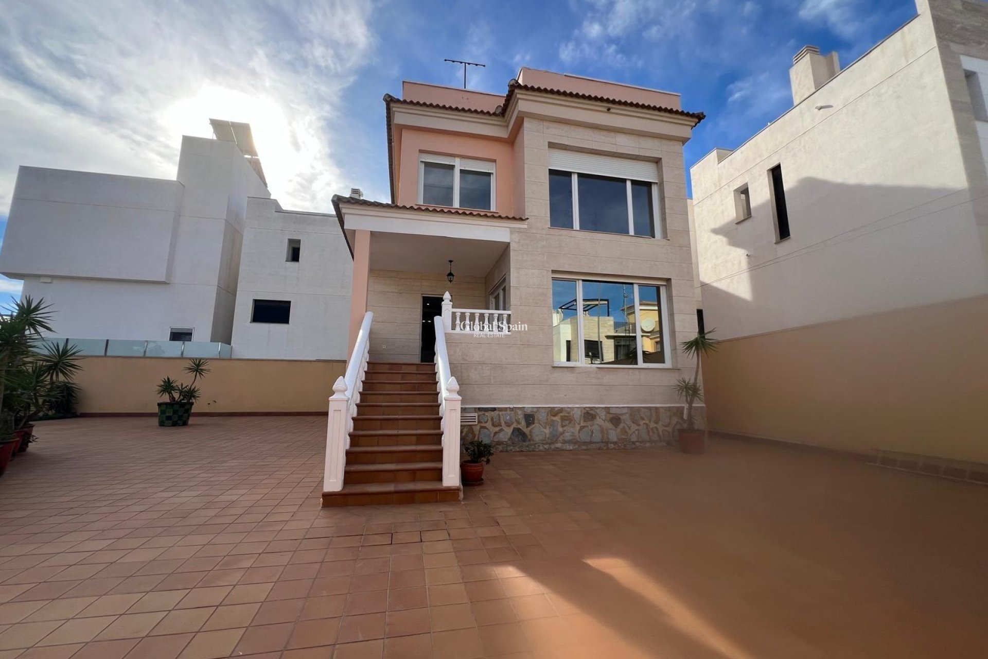 Wiederverkauf - VILLA -
ORIHUELA COSTA - VILLAMARTÍN