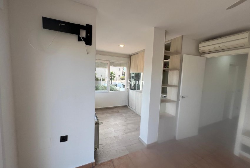 Wiederverkauf - VILLA -
ORIHUELA COSTA - VILLAMARTÍN