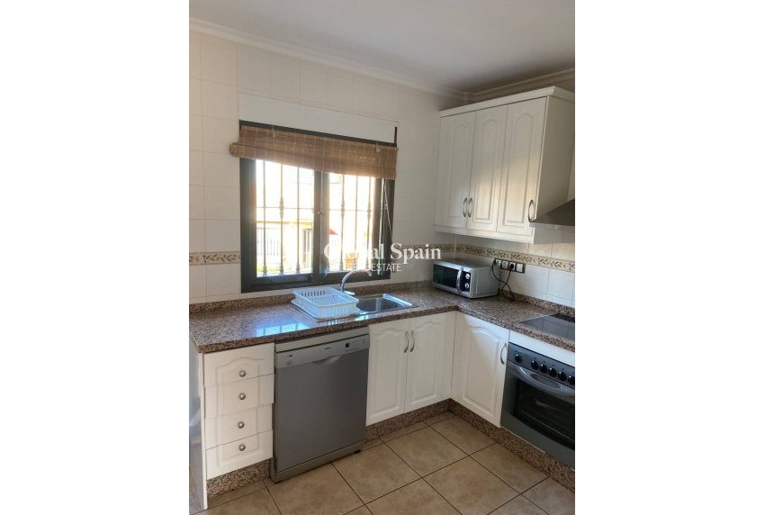 Wiederverkauf - VILLA -
ORIHUELA COSTA - VILLAMARTÍN