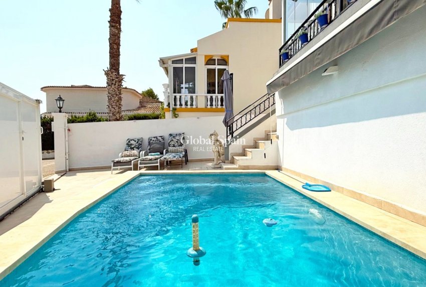 Wiederverkauf - VILLA -
ORIHUELA COSTA - VILLAMARTÍN