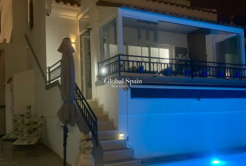 Wiederverkauf - VILLA -
ORIHUELA COSTA - VILLAMARTÍN