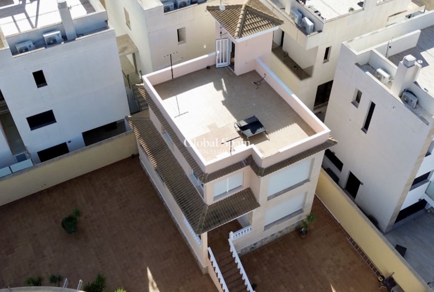 Wiederverkauf - VILLA -
ORIHUELA COSTA - VILLAMARTÍN