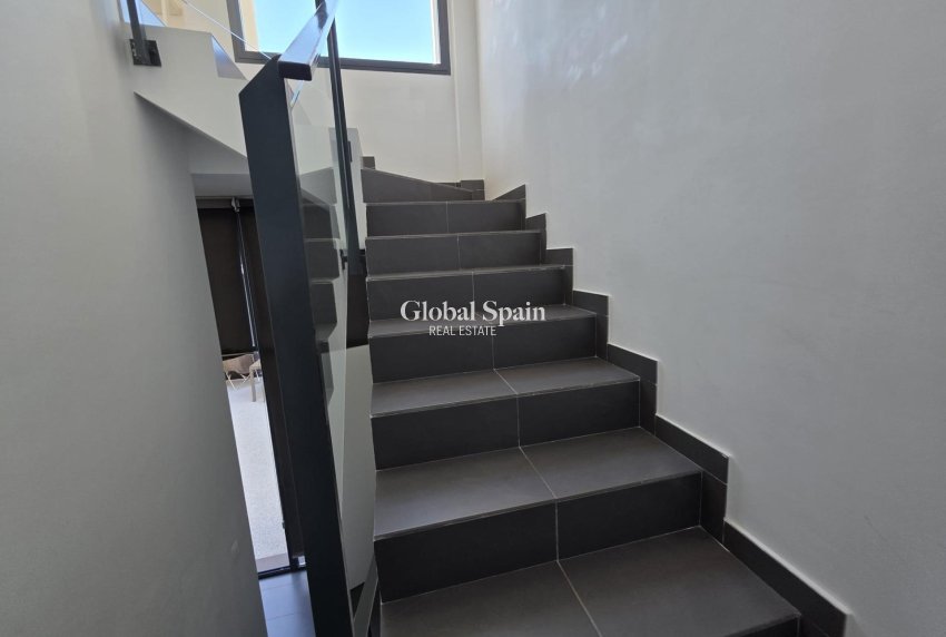 Wiederverkauf - VILLA -
ORIHUELA COSTA - VILLAMARTÍN