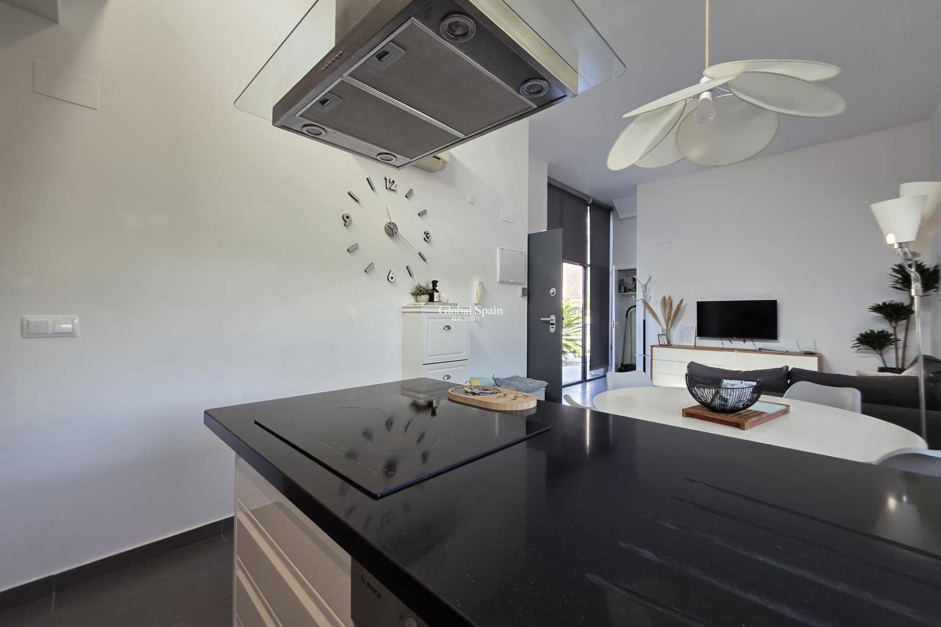 Wiederverkauf - VILLA -
ORIHUELA COSTA - VILLAMARTÍN