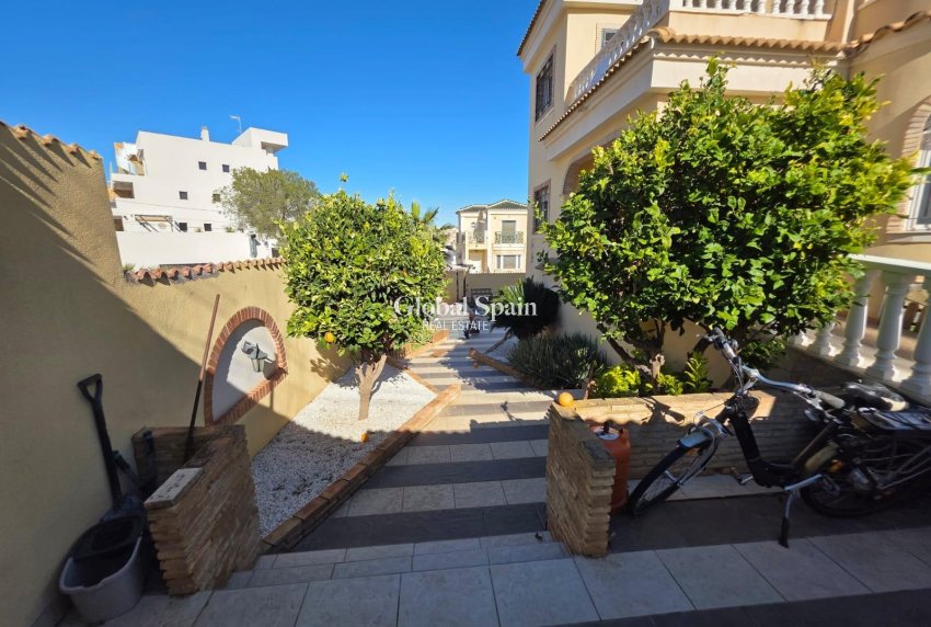 Wiederverkauf - VILLA -
ORIHUELA COSTA - VILLAMARTÍN