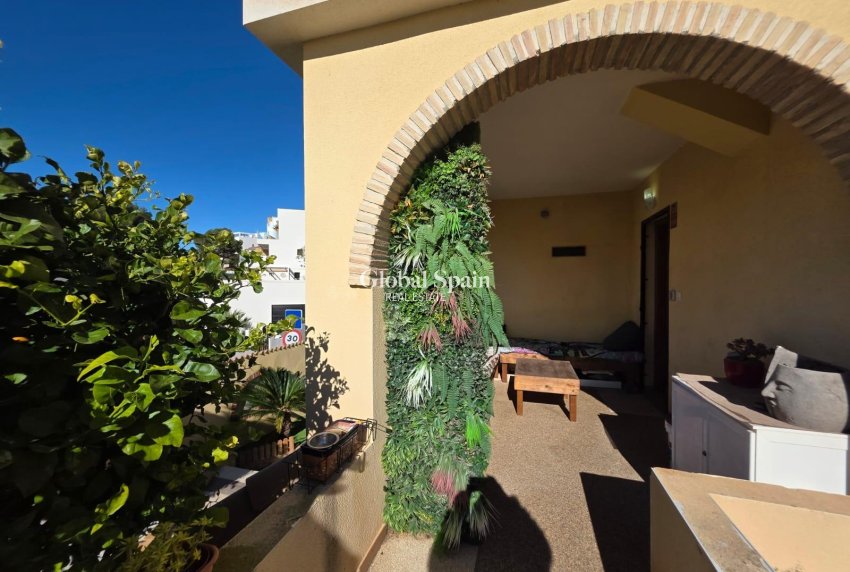 Wiederverkauf - VILLA -
ORIHUELA COSTA - VILLAMARTÍN