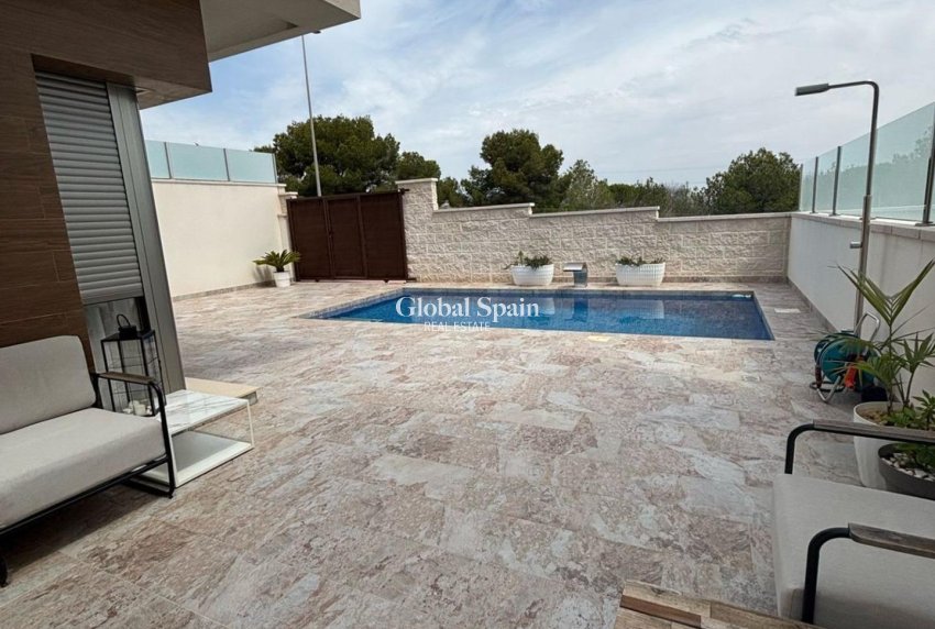 Wiederverkauf - VILLA -
ORIHUELA COSTA - VILLAMARTÍN