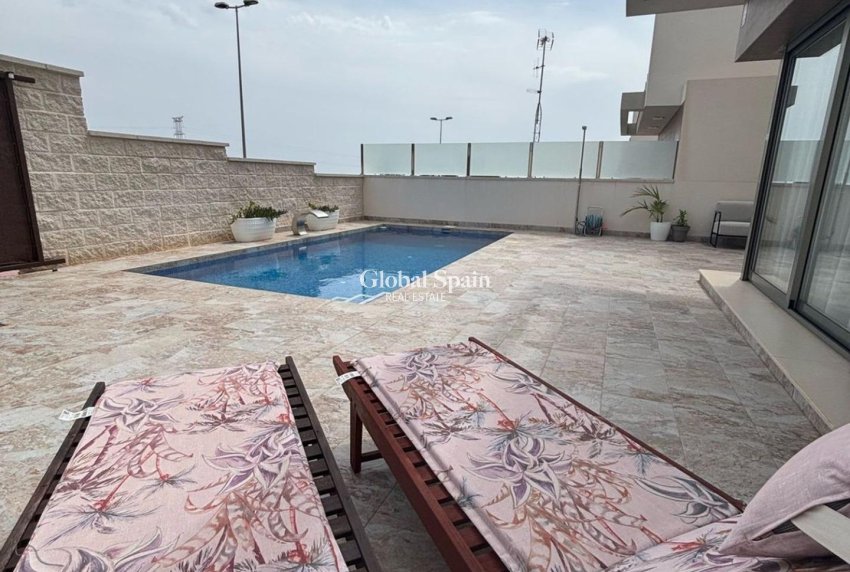 Wiederverkauf - VILLA -
ORIHUELA COSTA - VILLAMARTÍN