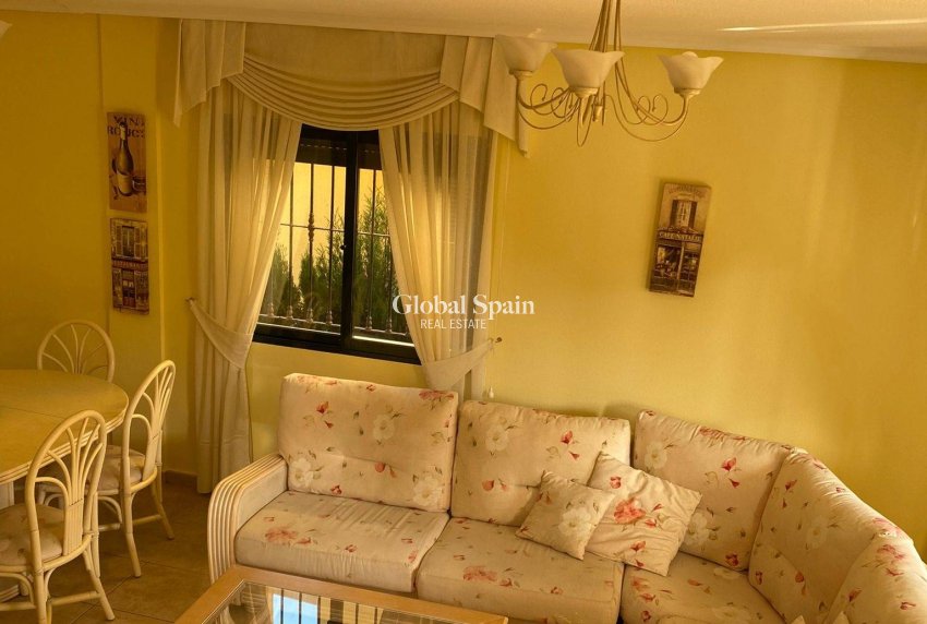 Wiederverkauf - VILLA -
ORIHUELA COSTA - VILLAMARTÍN