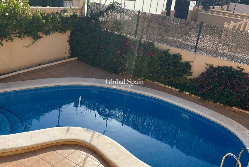 Wiederverkauf - VILLA -
ORIHUELA COSTA - VILLAMARTÍN