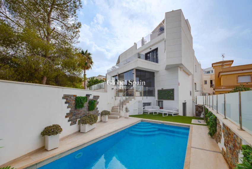 Wiederverkauf - VILLA -
ORIHUELA COSTA - VILLAMARTÍN