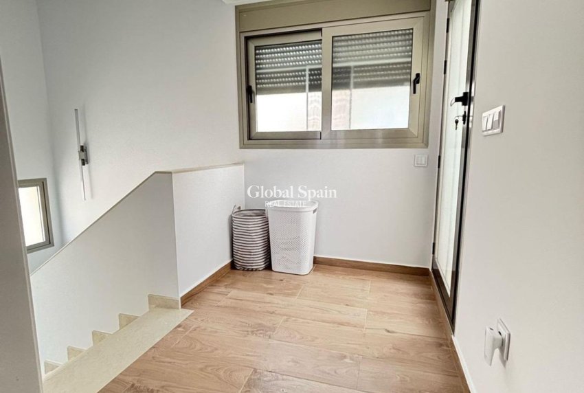 Wiederverkauf - VILLA -
ORIHUELA COSTA - VILLAMARTÍN