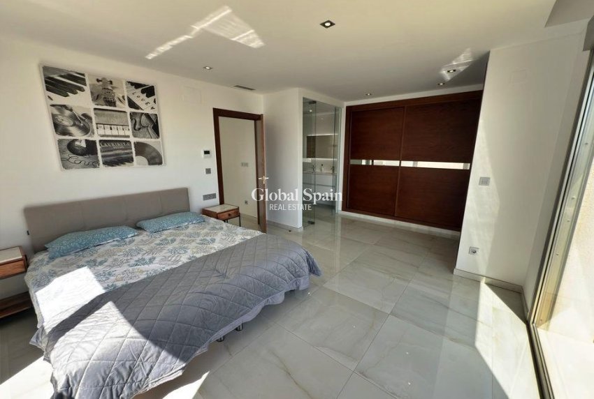 Wiederverkauf - VILLA -
ORIHUELA COSTA - VILLAMARTÍN
