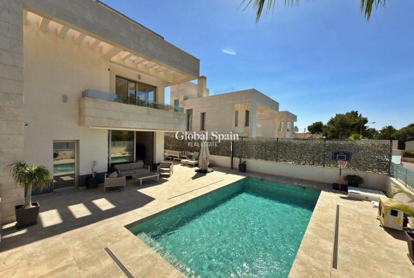 Wiederverkauf - VILLA -
ORIHUELA COSTA - VILLAMARTÍN