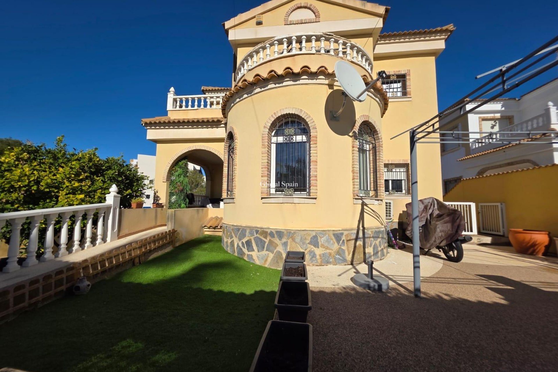 Wiederverkauf - VILLA -
ORIHUELA COSTA - VILLAMARTÍN