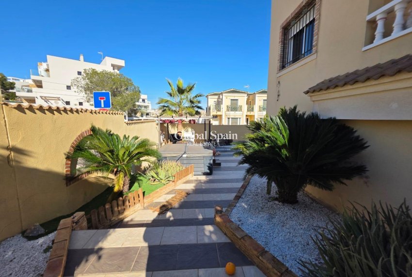 Wiederverkauf - VILLA -
ORIHUELA COSTA - VILLAMARTÍN
