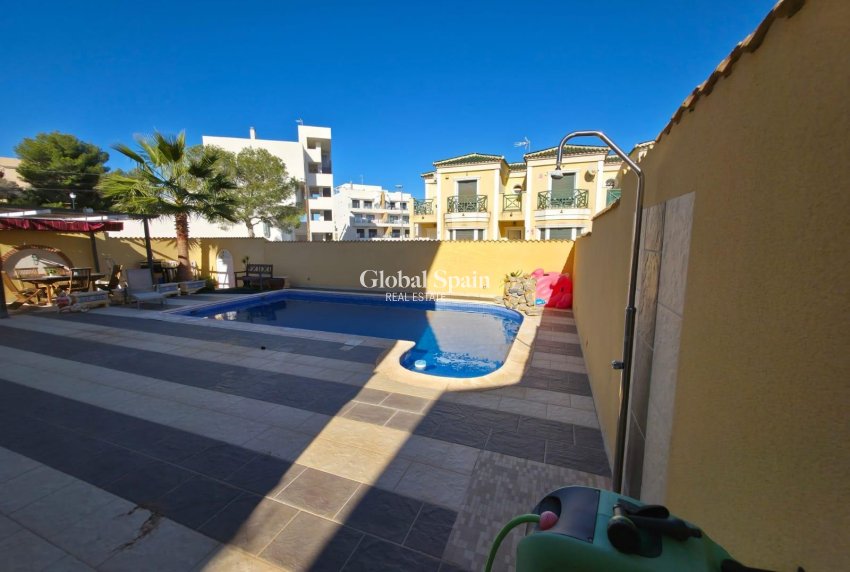 Wiederverkauf - VILLA -
ORIHUELA COSTA - VILLAMARTÍN