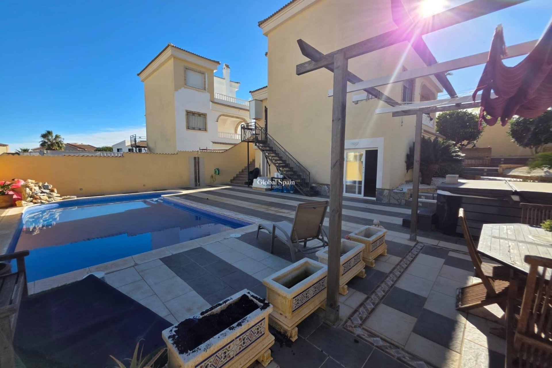 Wiederverkauf - VILLA -
ORIHUELA COSTA - VILLAMARTÍN