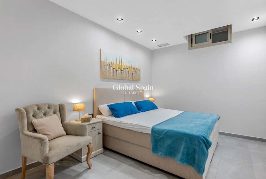 Wiederverkauf - VILLA -
ORIHUELA COSTA - VILLAMARTÍN