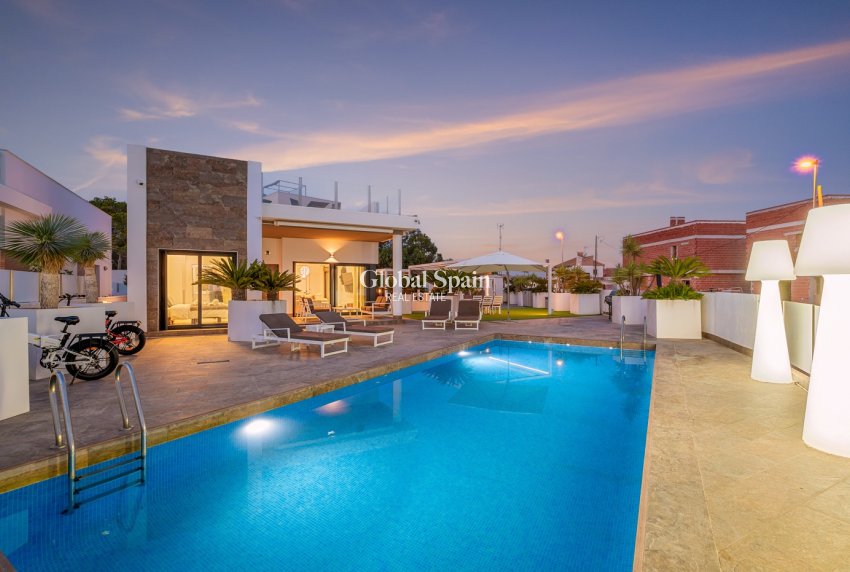 Wiederverkauf - VILLA -
ORIHUELA COSTA - VILLAMARTÍN