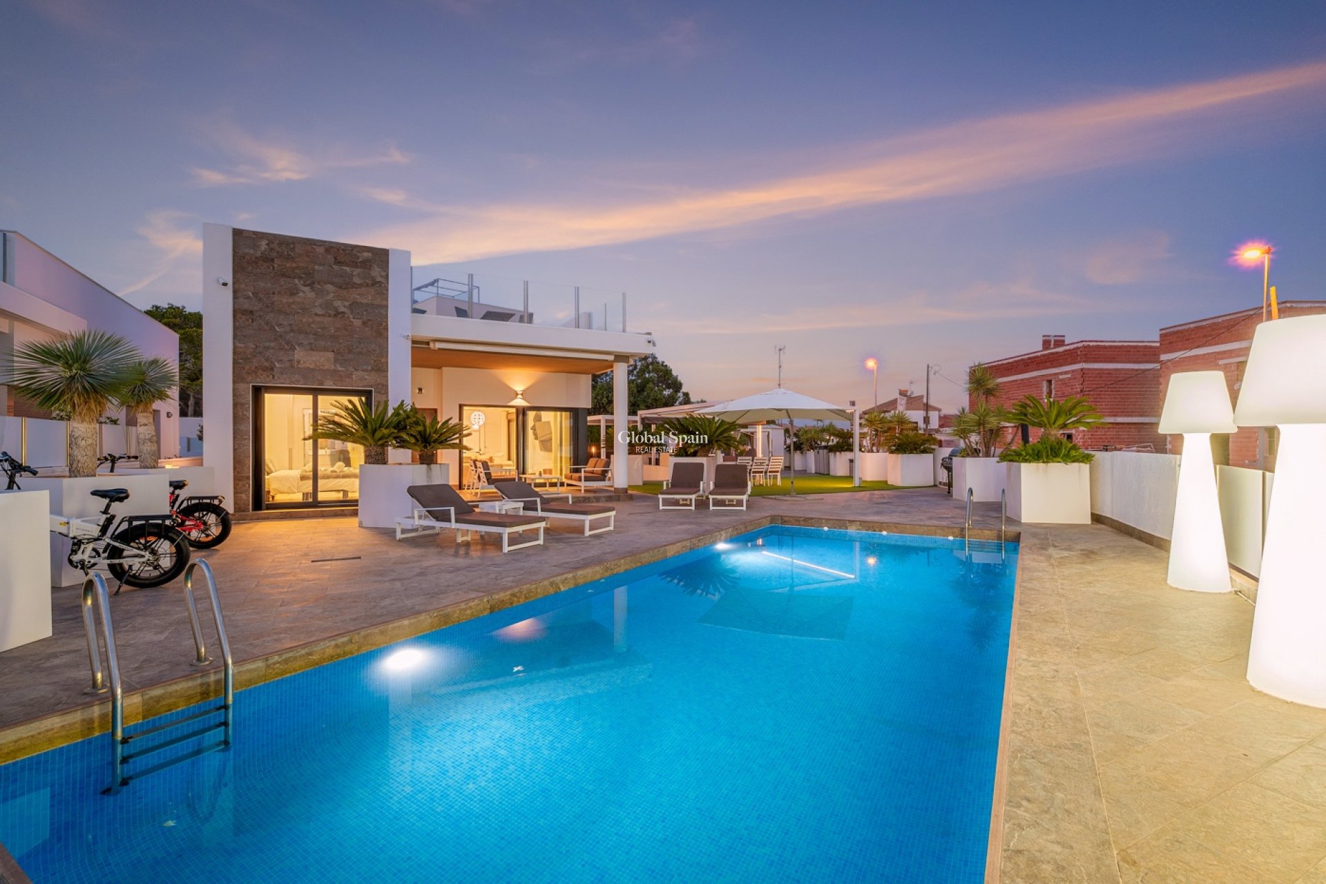 Wiederverkauf - VILLA -
ORIHUELA COSTA - VILLAMARTÍN