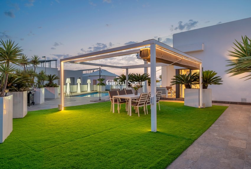 Wiederverkauf - VILLA -
ORIHUELA COSTA - VILLAMARTÍN