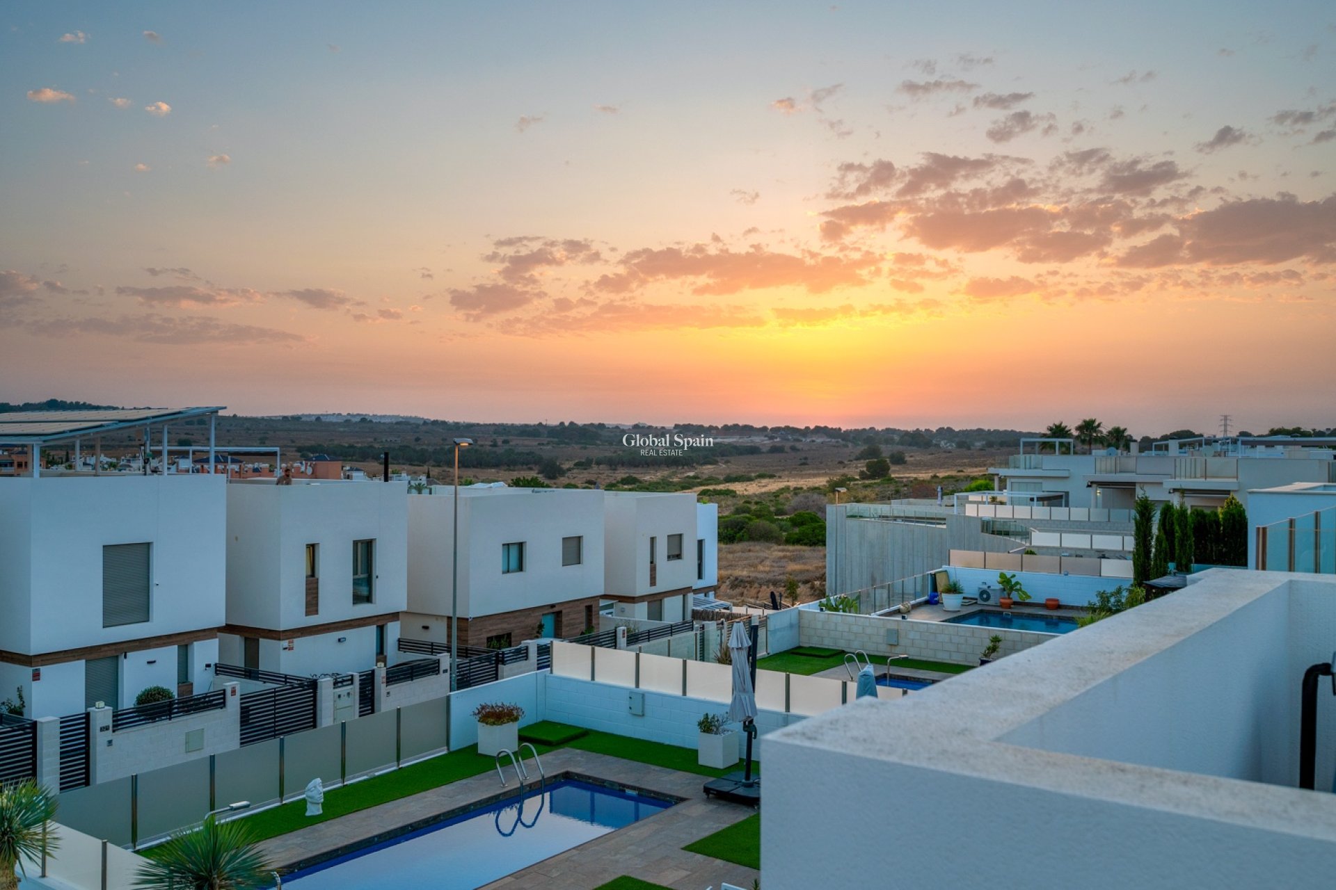 Wiederverkauf - VILLA -
ORIHUELA COSTA - VILLAMARTÍN