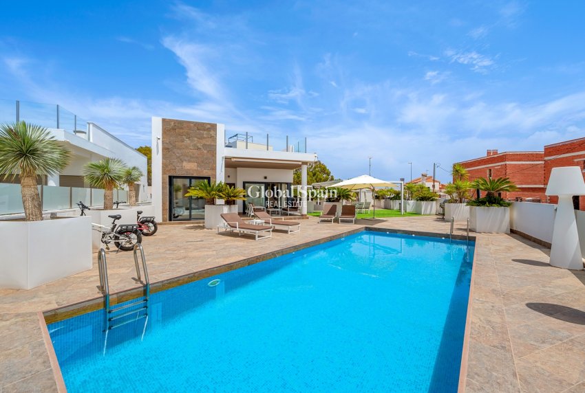 Wiederverkauf - VILLA -
ORIHUELA COSTA - VILLAMARTÍN