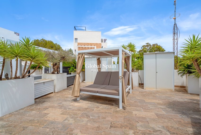 Wiederverkauf - VILLA -
ORIHUELA COSTA - VILLAMARTÍN