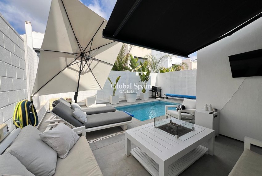 Wiederverkauf - VILLA -
ORIHUELA COSTA - VILLAMARTÍN