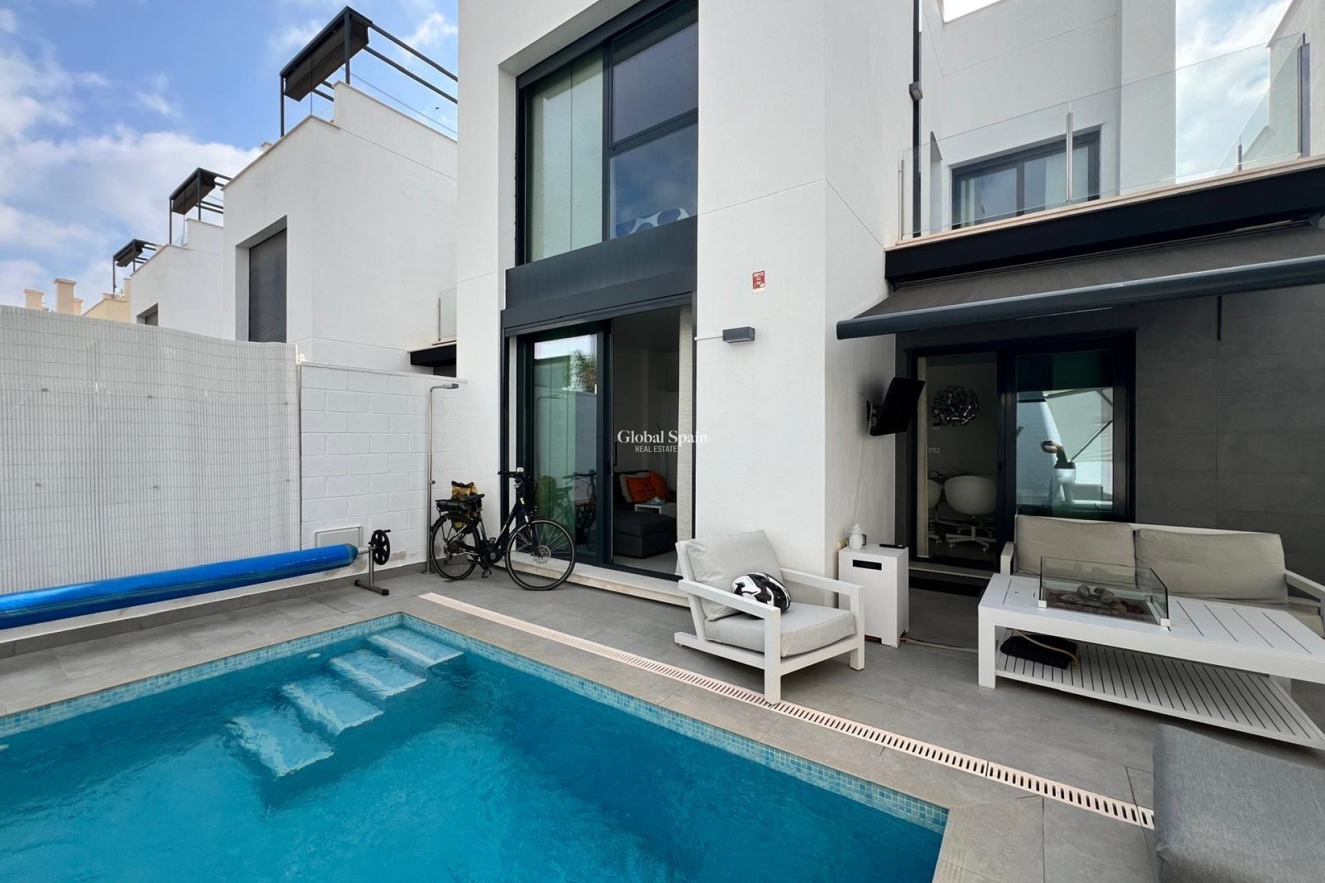Wiederverkauf - VILLA -
ORIHUELA COSTA - VILLAMARTÍN