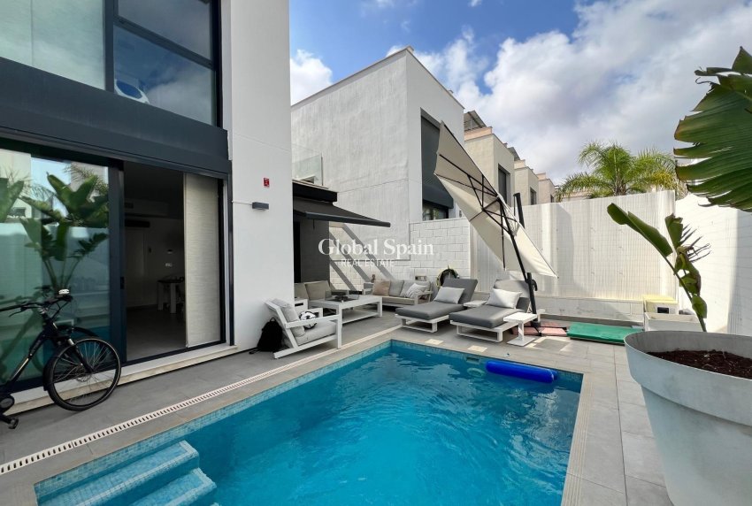 Wiederverkauf - VILLA -
ORIHUELA COSTA - VILLAMARTÍN