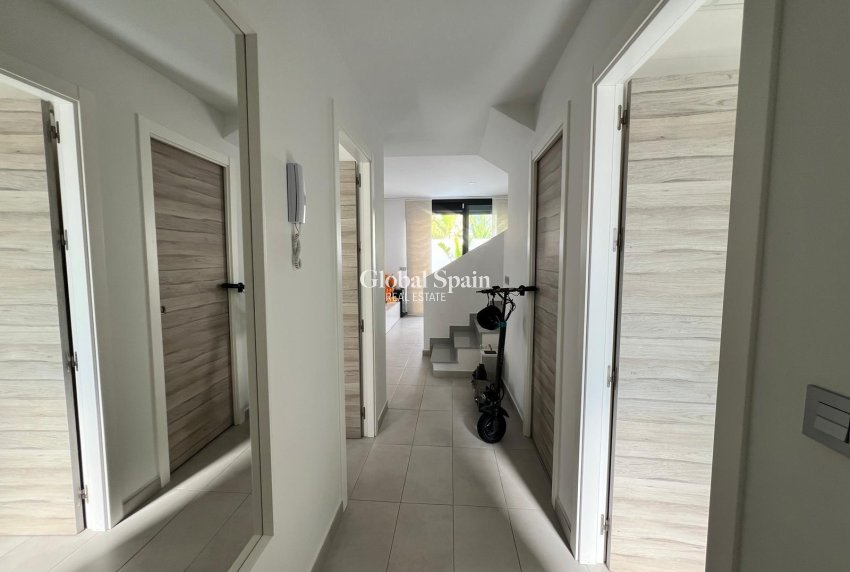 Wiederverkauf - VILLA -
ORIHUELA COSTA - VILLAMARTÍN