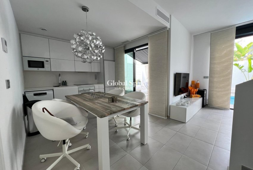 Wiederverkauf - VILLA -
ORIHUELA COSTA - VILLAMARTÍN