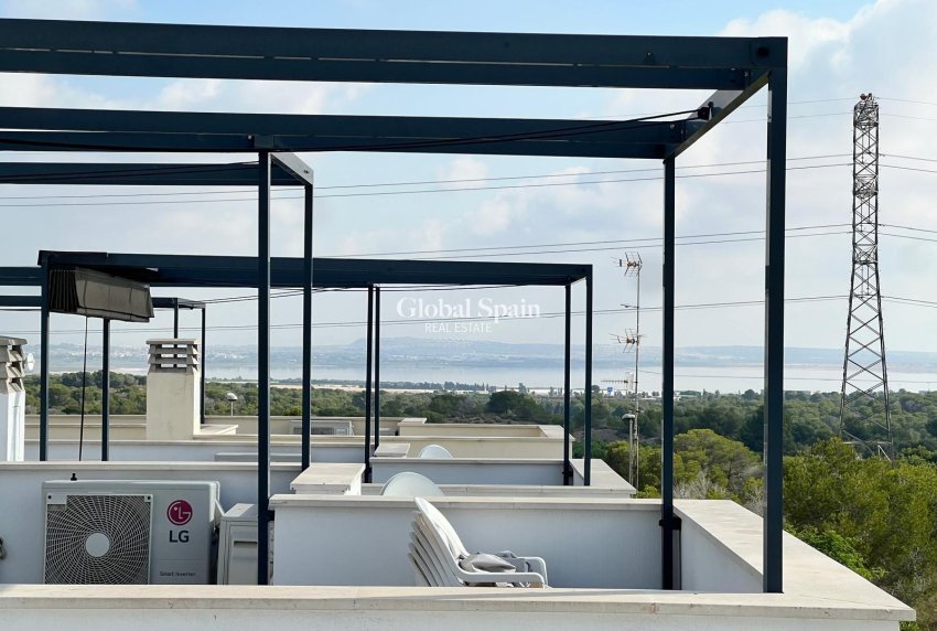 Wiederverkauf - VILLA -
ORIHUELA COSTA - VILLAMARTÍN