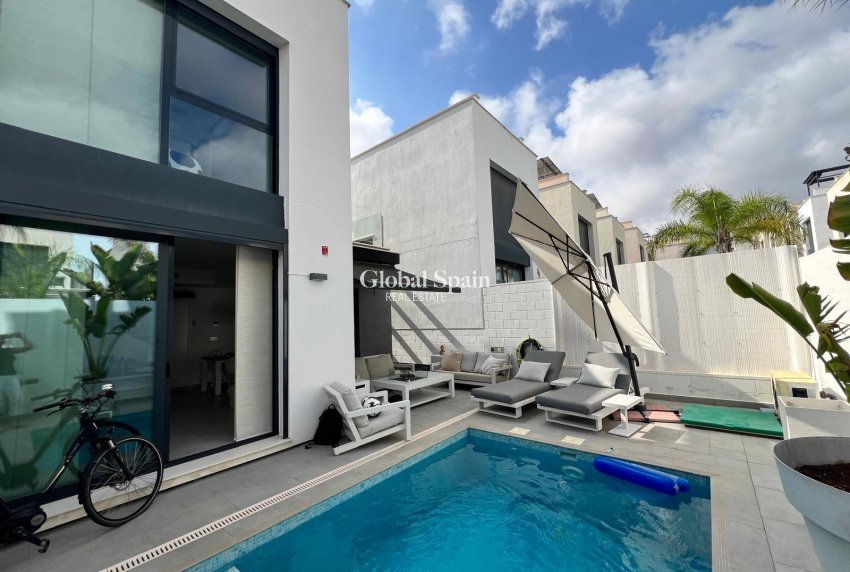 Wiederverkauf - VILLA -
ORIHUELA COSTA - VILLAMARTÍN