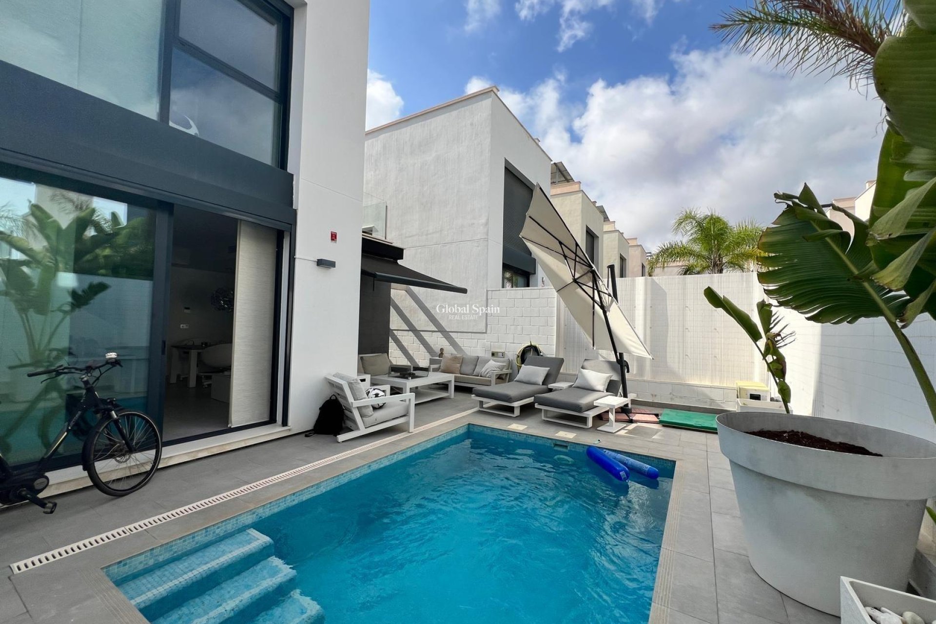 Wiederverkauf - VILLA -
ORIHUELA COSTA - VILLAMARTÍN