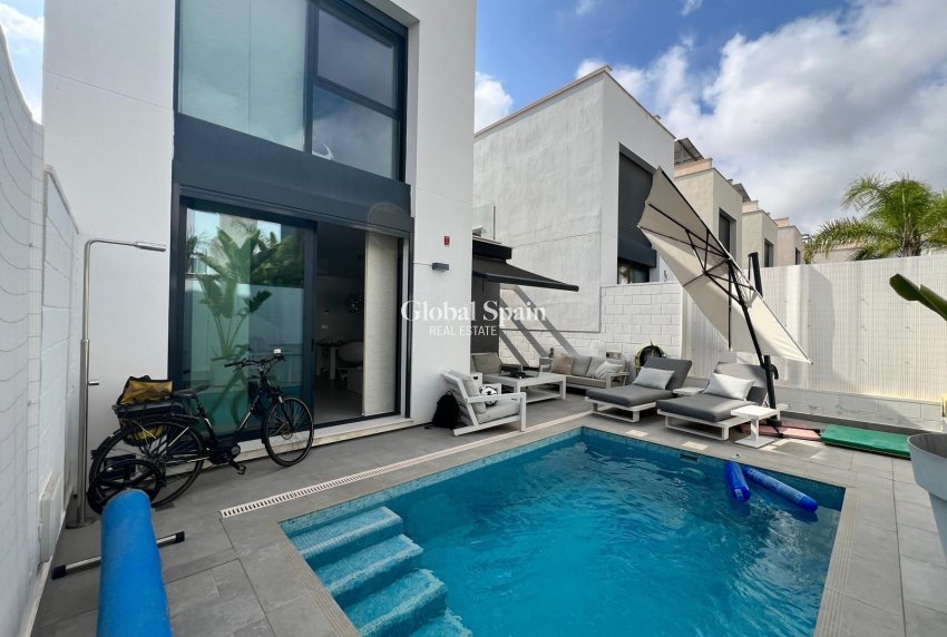 Wiederverkauf - VILLA -
ORIHUELA COSTA - VILLAMARTÍN