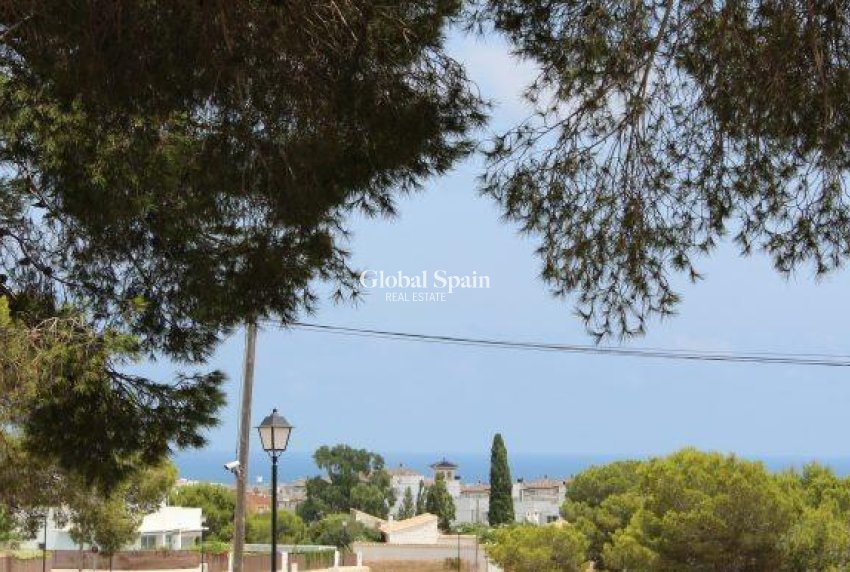 Wiederverkauf - VILLA -
ORIHUELA COSTA - VILLAMARTÍN