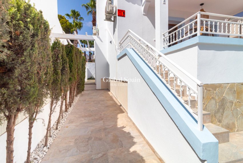 Wiederverkauf - VILLA -
ORIHUELA COSTA - VILLAMARTÍN