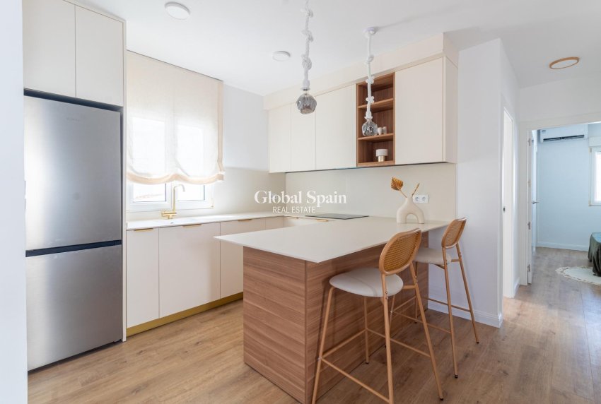 Wiederverkauf - VILLA -
ORIHUELA COSTA - VILLAMARTÍN