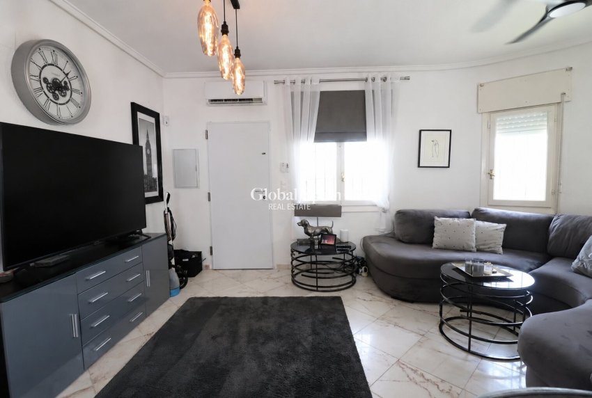 Wiederverkauf - VILLA -
ORIHUELA COSTA - Villamartin