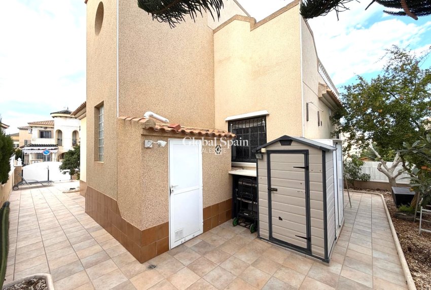 Wiederverkauf - VILLA -
ORIHUELA COSTA - VILLAMARTÍN