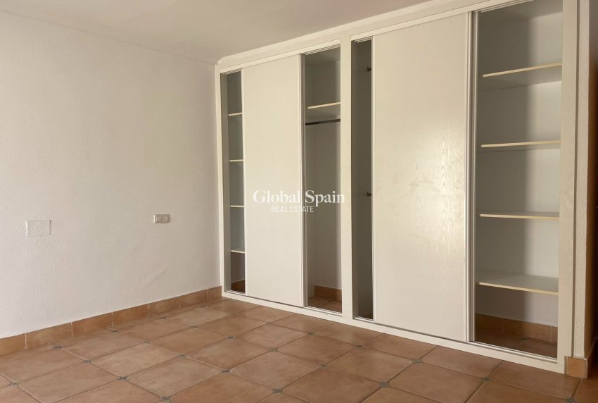 Wiederverkauf - Villa -
ORIHUELA COSTA - VILLAMARTÍN