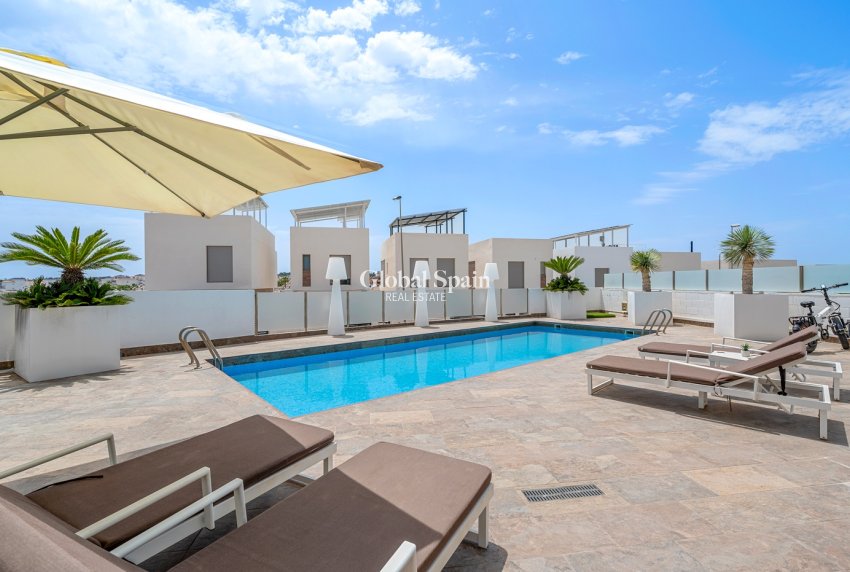 Wiederverkauf - Villa -
ORIHUELA COSTA - VILLAMARTÍN