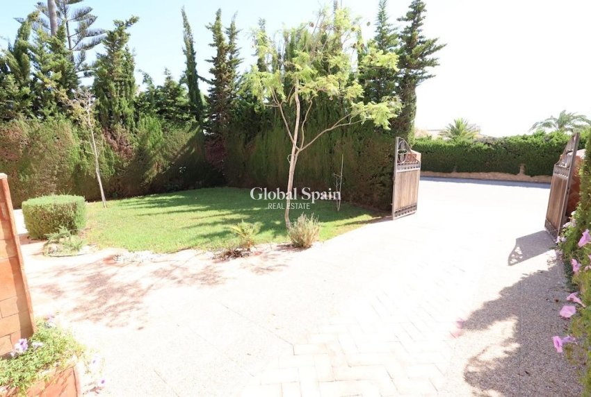 Wiederverkauf - Villa -
ORIHUELA COSTA - VILLAMARTÍN